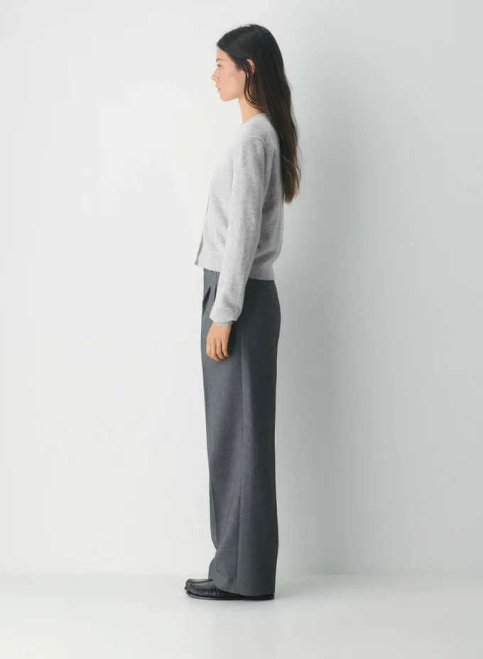 Cardigan à col en V en cachemire Bare d&rsquo;Aritzia