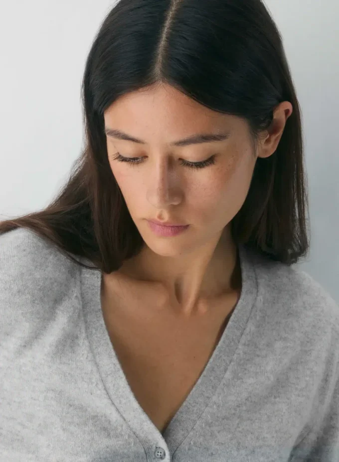 Cardigan à col en V en cachemire Bare d&rsquo;Aritzia