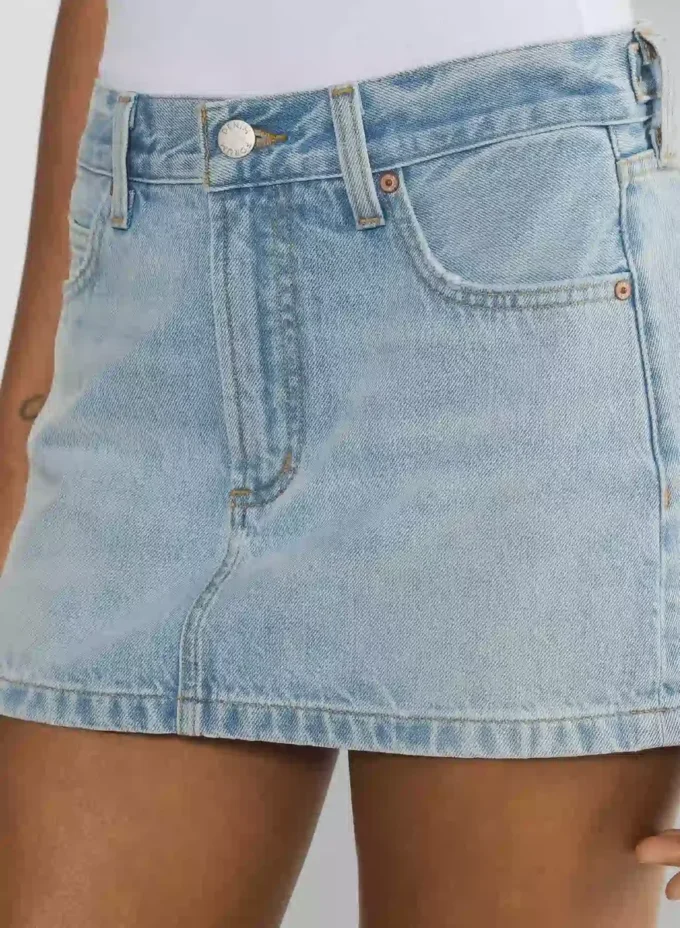Denim Forum La jupe micro en denim vintage des années 90
