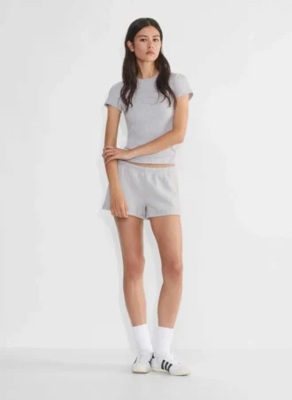Mini-short boyfriend en molleton confortable à taille basse