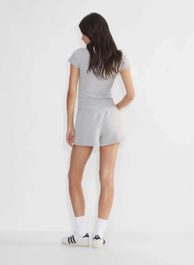 Mini-short boyfriend en molleton confortable à taille basse