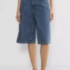 Publicité Short en denim sous le genou