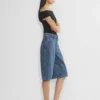 Publicité Short en denim sous le genou
