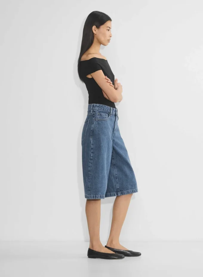 Publicité Short en denim sous le genou