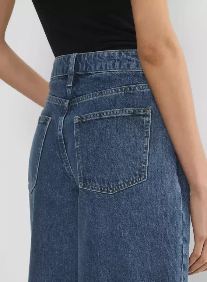 Publicité Short en denim sous le genou