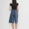 Publicité Short en denim sous le genou