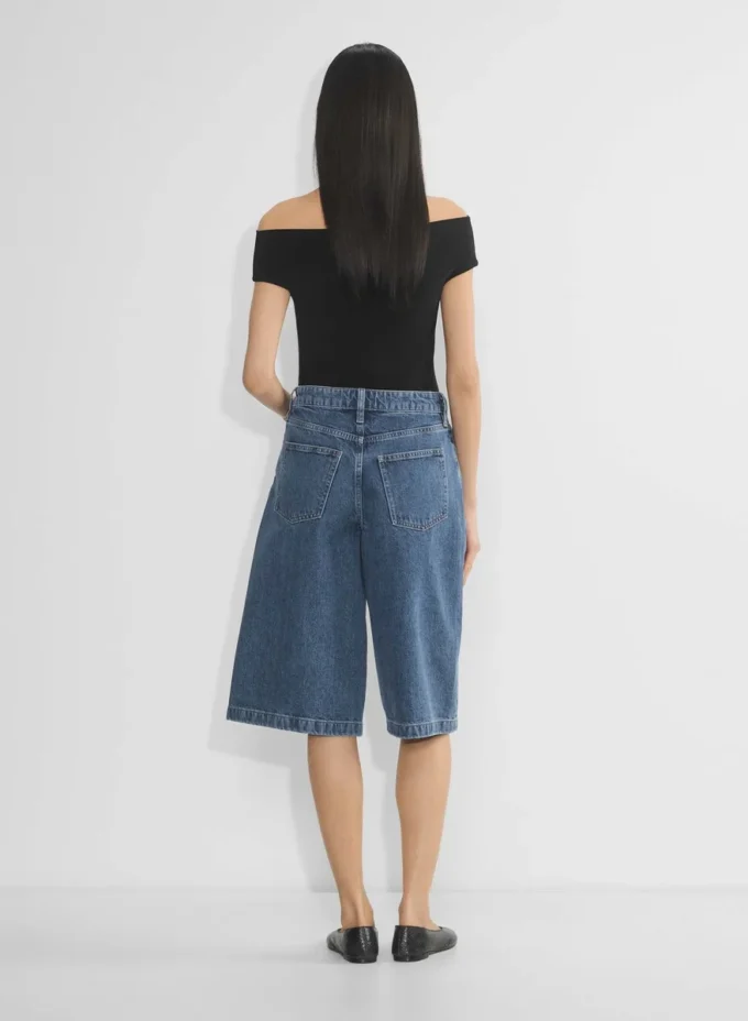 Publicité Short en denim sous le genou