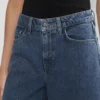 Publicité Short en denim sous le genou