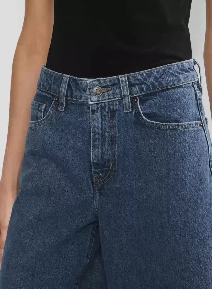 Publicité Short en denim sous le genou