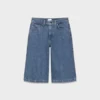 Publicité Short en denim sous le genou