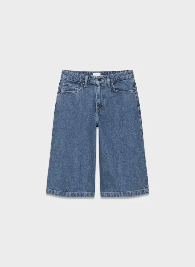 Publicité Short en denim sous le genou
