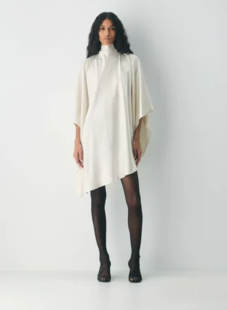Robe en satin à volants