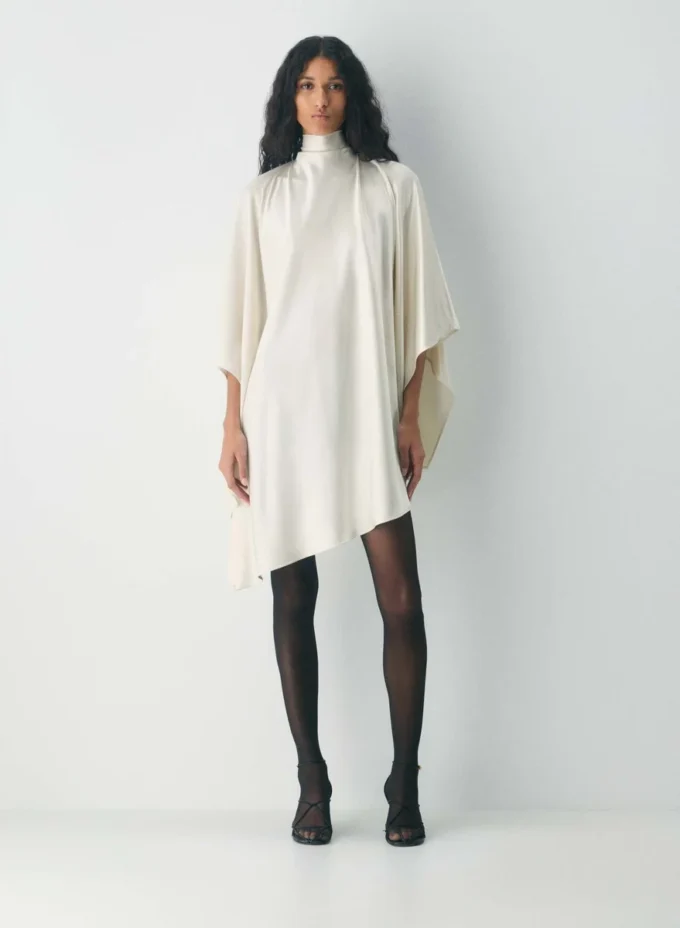 Robe en satin à volants