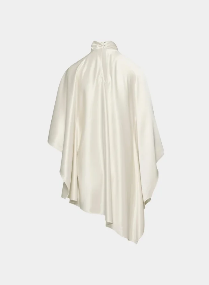 Robe en satin à volants