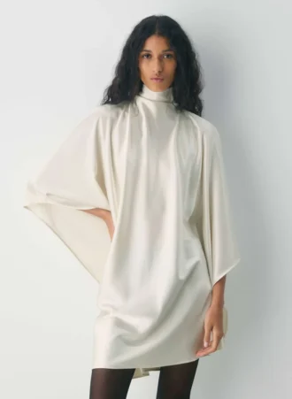 Robe en satin à volants