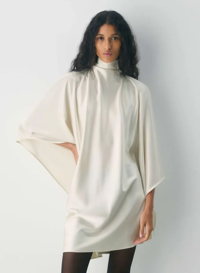 Robe en satin à volants