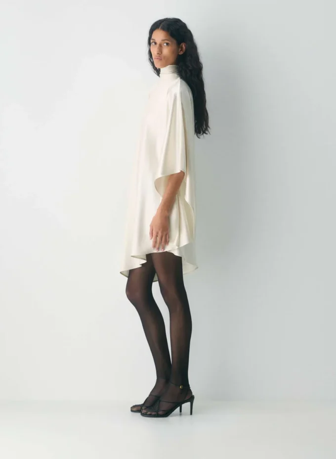 Robe en satin à volants