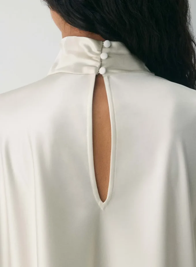 Robe en satin à volants