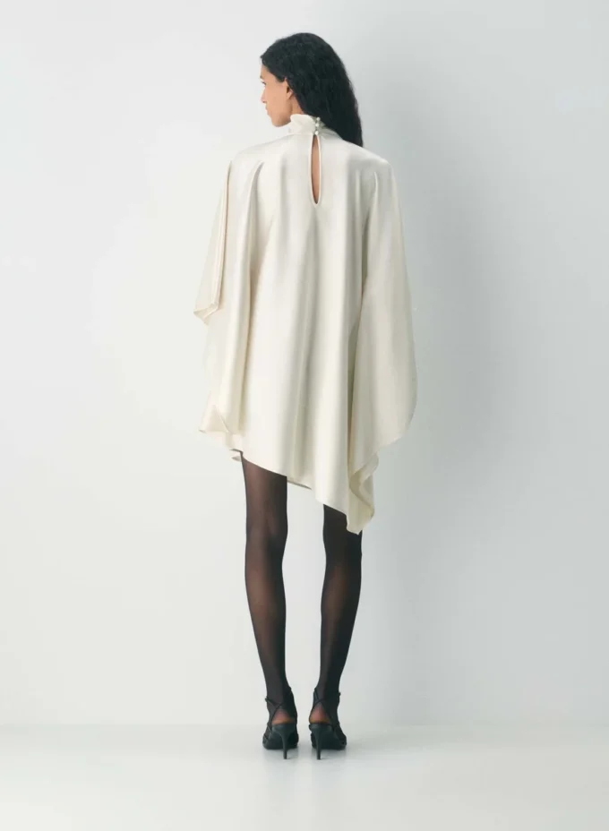 Robe en satin à volants