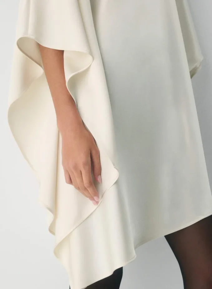 Robe en satin à volants