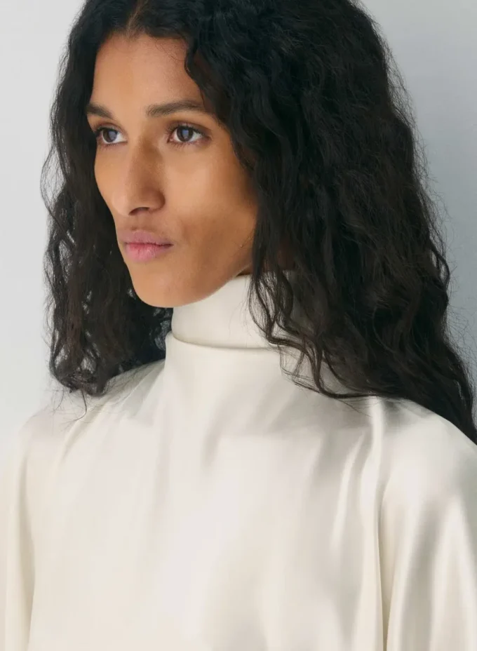 Robe en satin à volants
