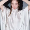 Robe en satin à volants
