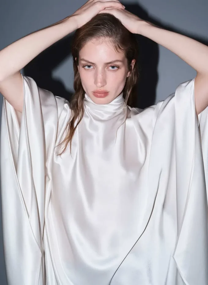 Robe en satin à volants
