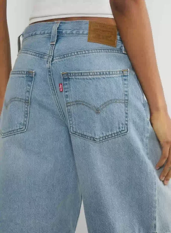 Short baggy Levi&rsquo;s Dad Jort
