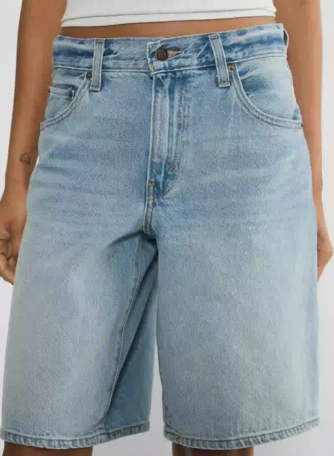 Short baggy Levi&rsquo;s Dad Jort