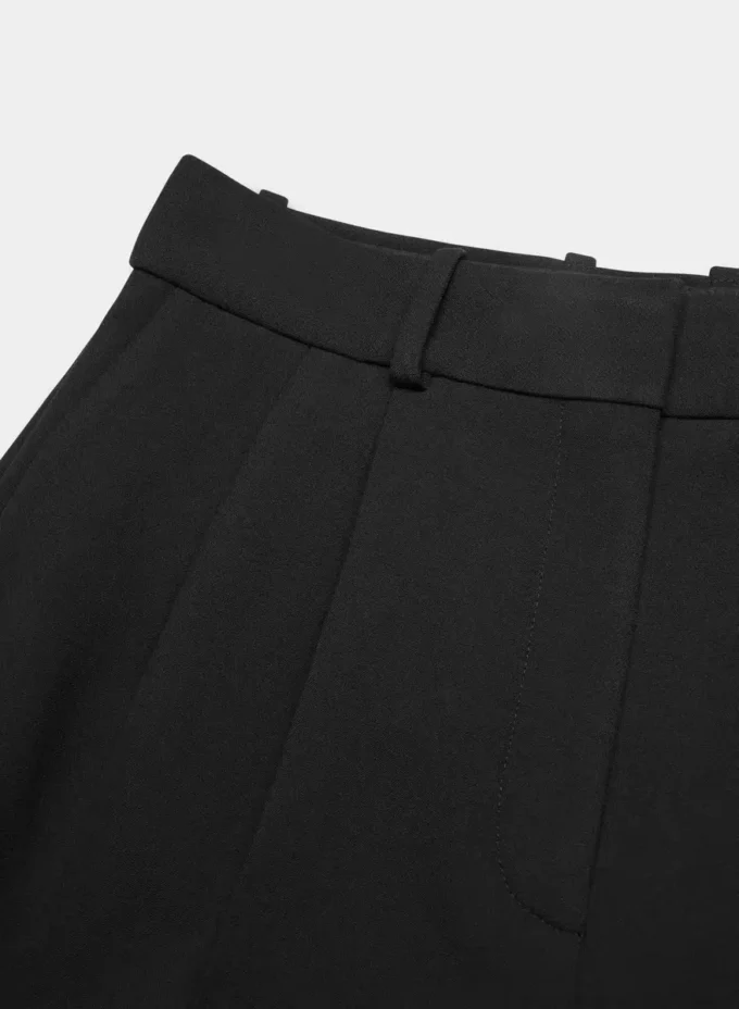 Short plissé mi-cuisse