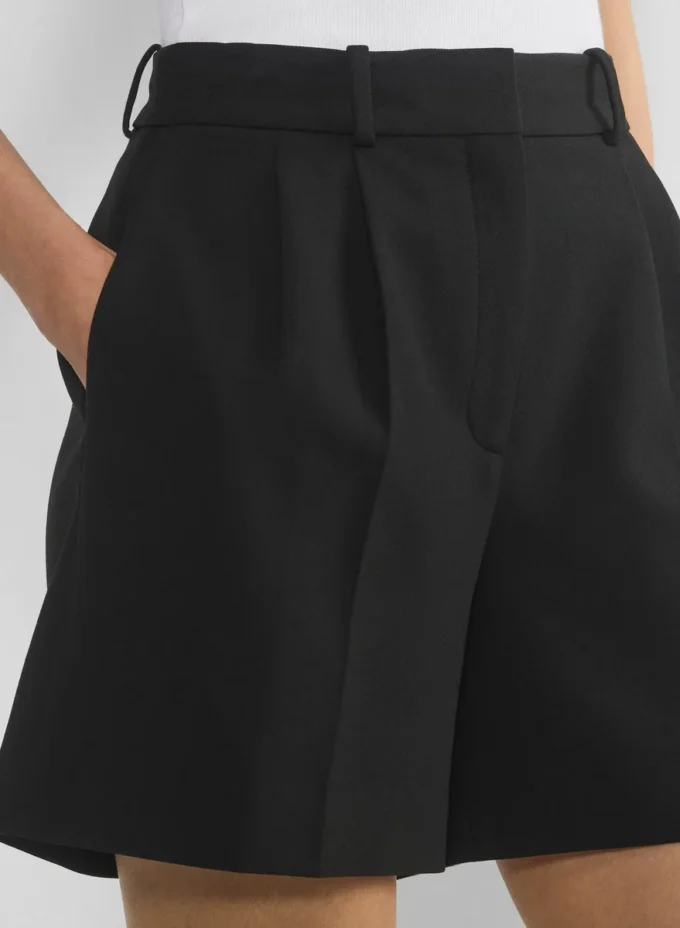 Short plissé mi-cuisse