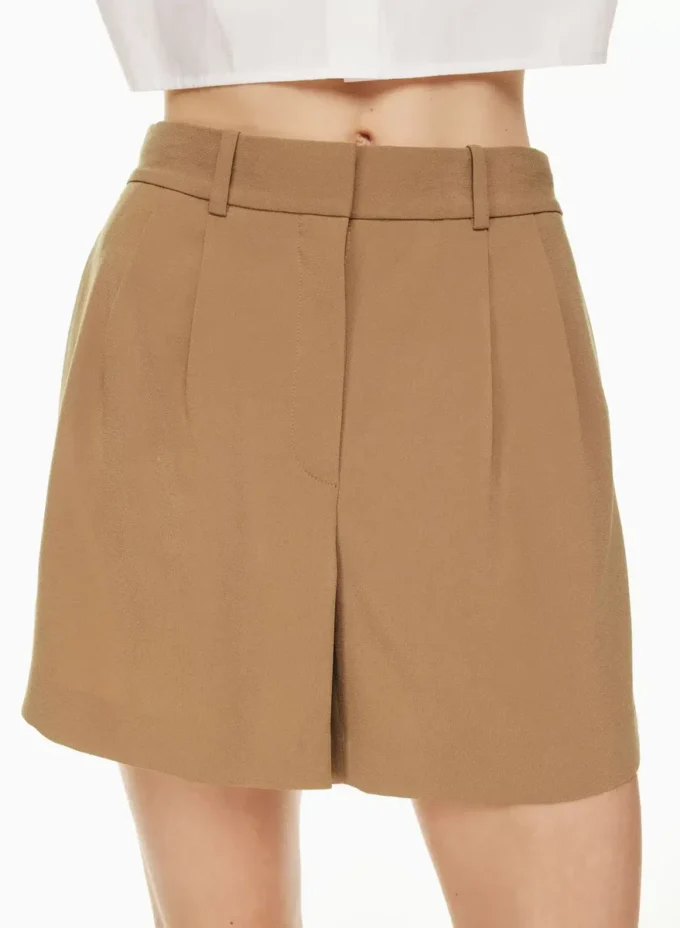 Short plissé mi-cuisse